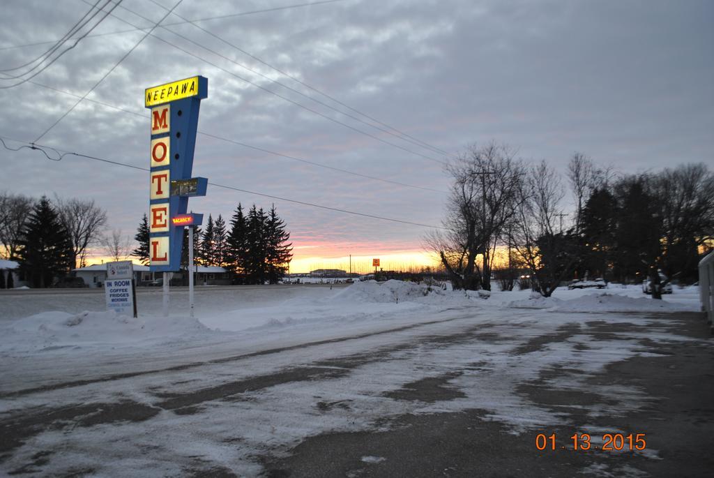 Neepawa Motel エクステリア 写真